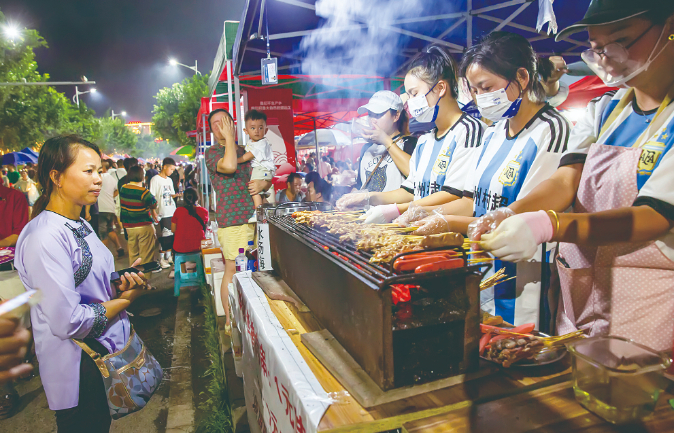 村超球场外的美食摊位。