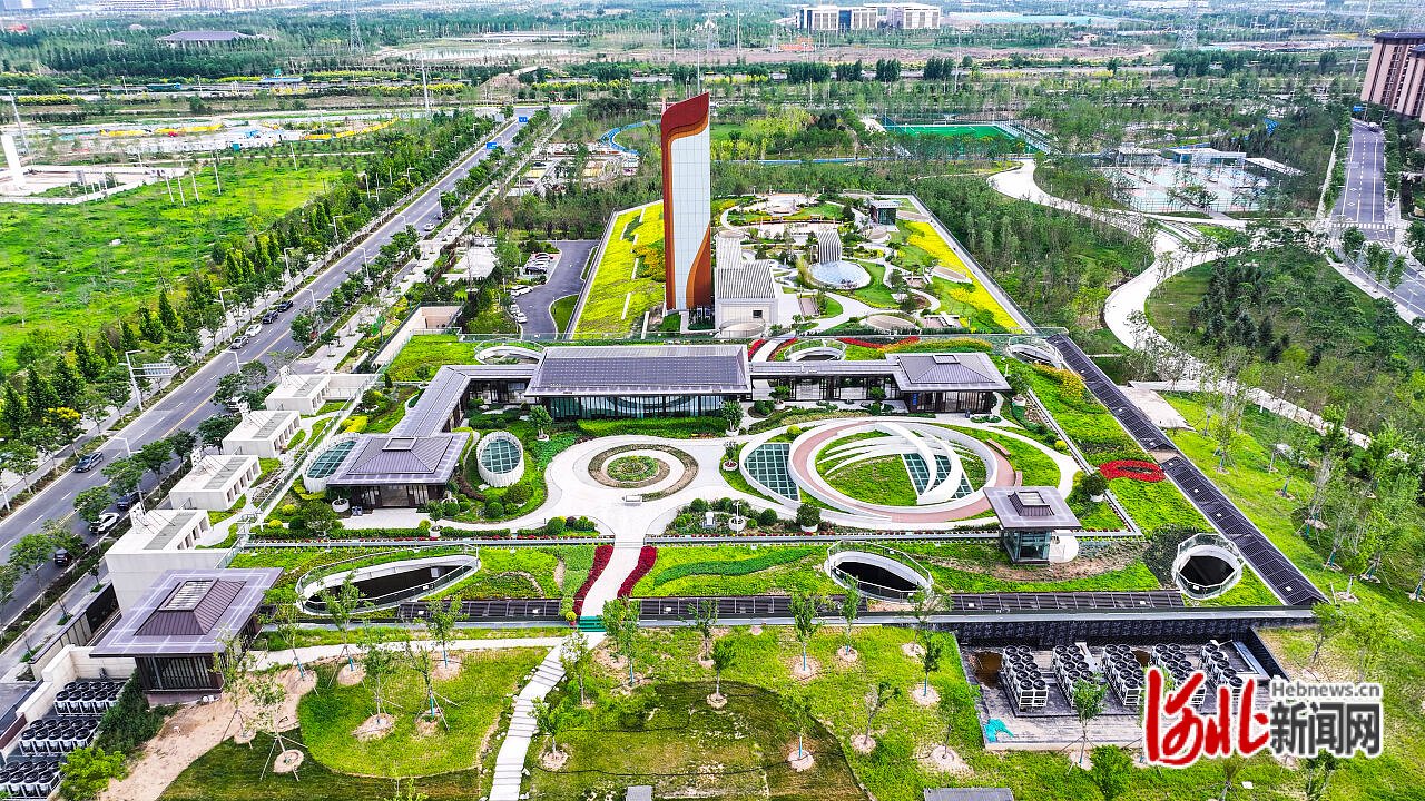 7月5日航拍的雄安新区剧村“1+5+X”城市智慧能源融合站。 河北日报记者 耿辉摄