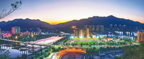 这是2023年7月16日拍摄的榕江县古州镇和村超球场。