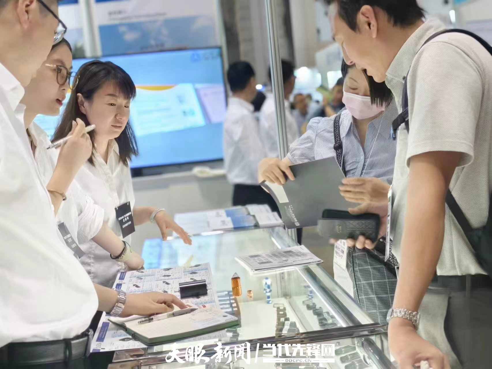 贵州航天电器展位前聚集了咨询的客户。 企业供图