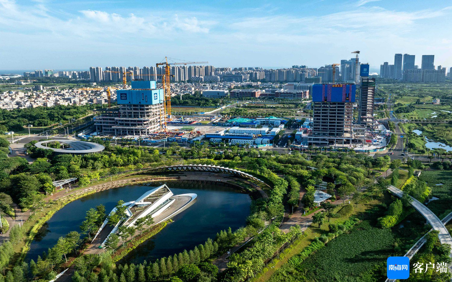 中国海油深海能源开发总指挥部基地项目03地块主体工程封顶。刘孙谋 摄