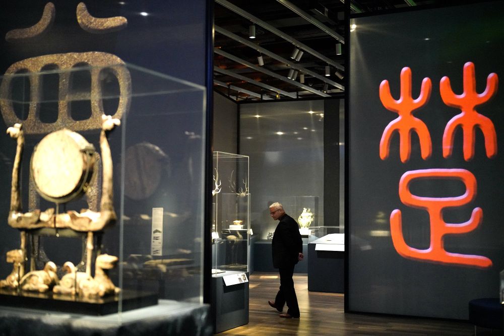 觀眾在美國舊金山亞洲藝術博物館參觀「鳳凰故國——青銅時代曾楚藝術展」(吳曉淩 攝)