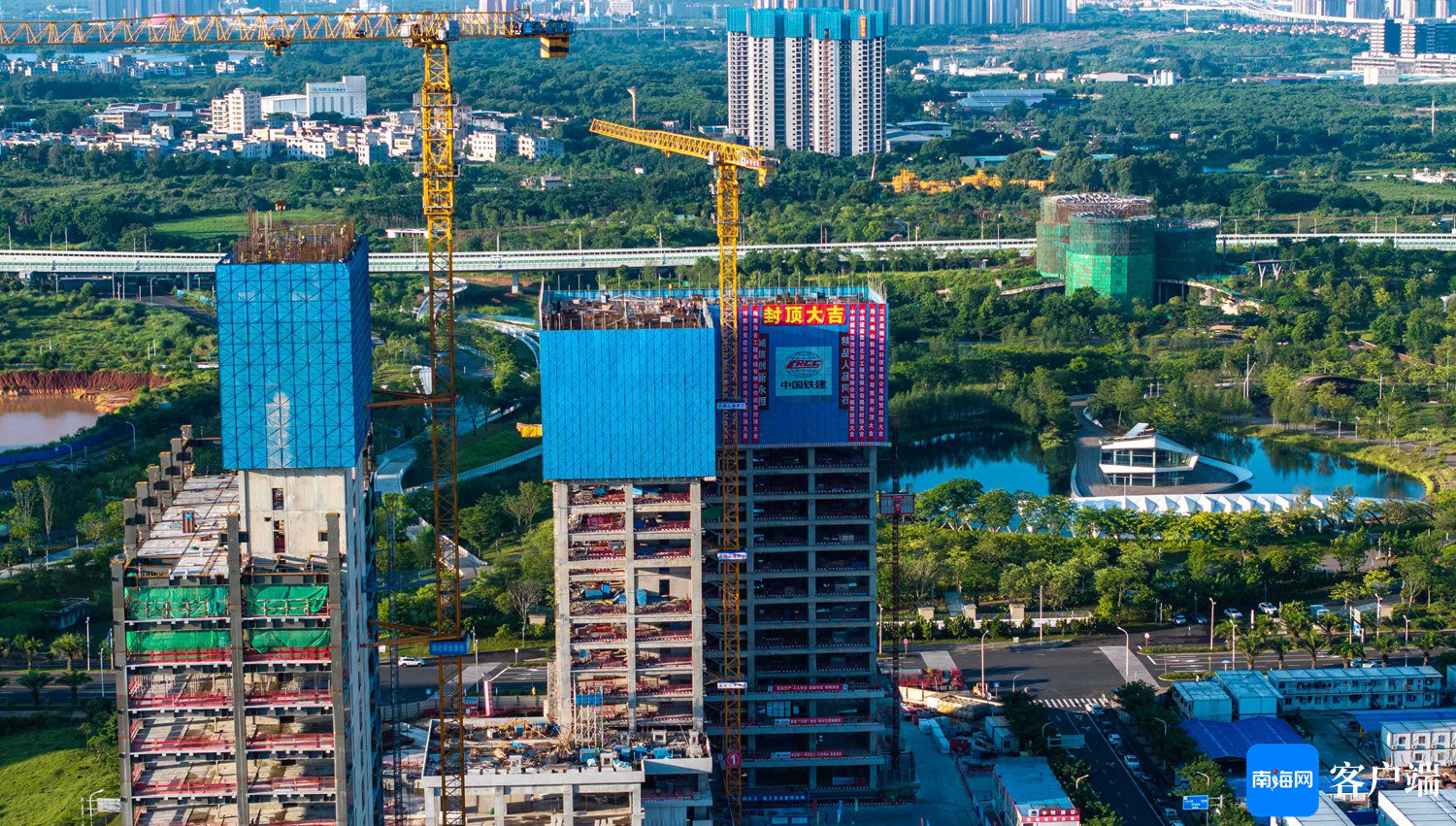 中国海油深海能源开发总指挥部基地项目03地块主体工程封顶。刘孙谋 摄