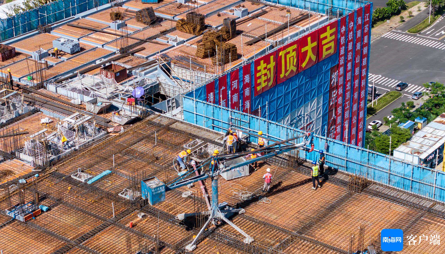 中国海油深海能源开发总指挥部基地项目03地块主体工程封顶。刘孙谋 摄