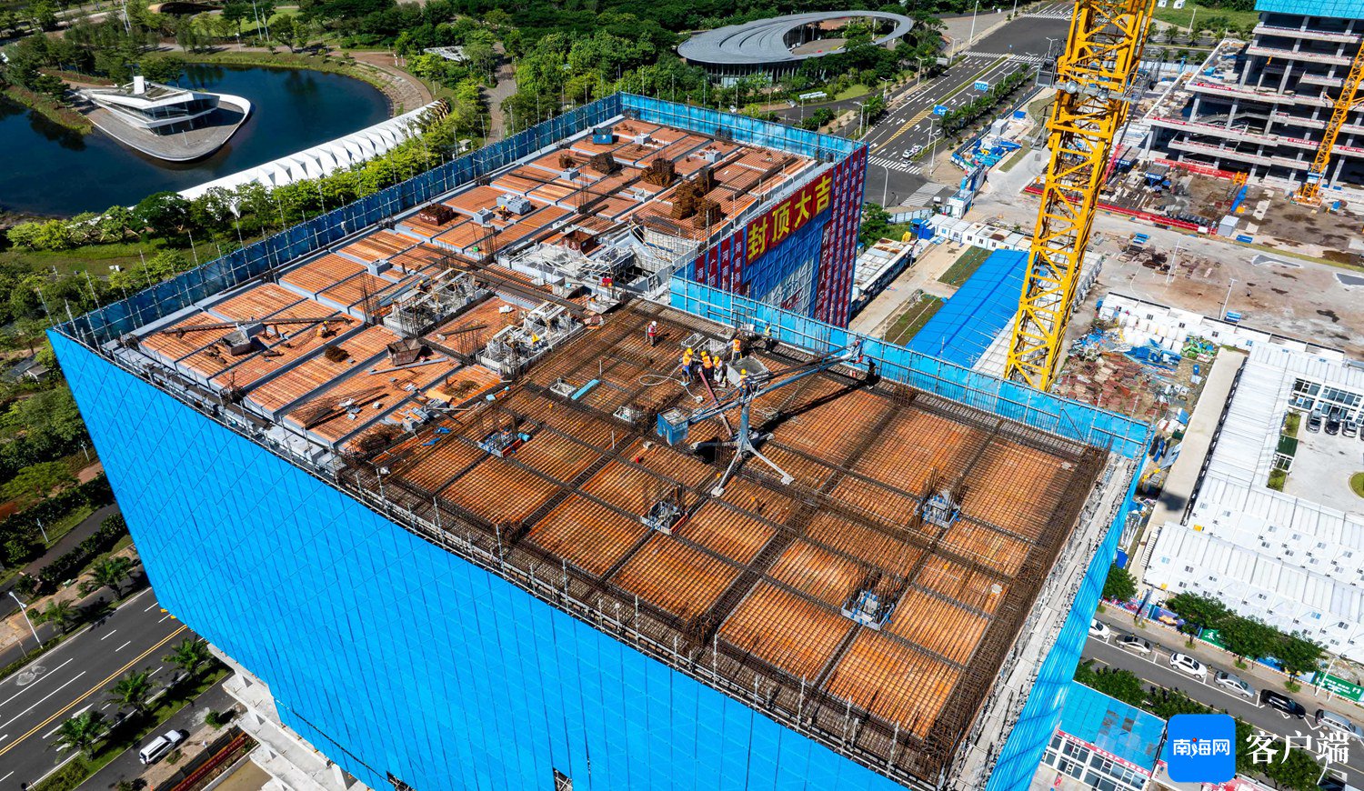 中国海油深海能源开发总指挥部基地项目03地块主体工程封顶。刘孙谋 摄