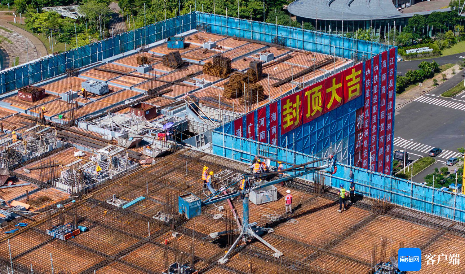 中国海油深海能源开发总指挥部基地项目03地块主体工程封顶。刘孙谋 摄