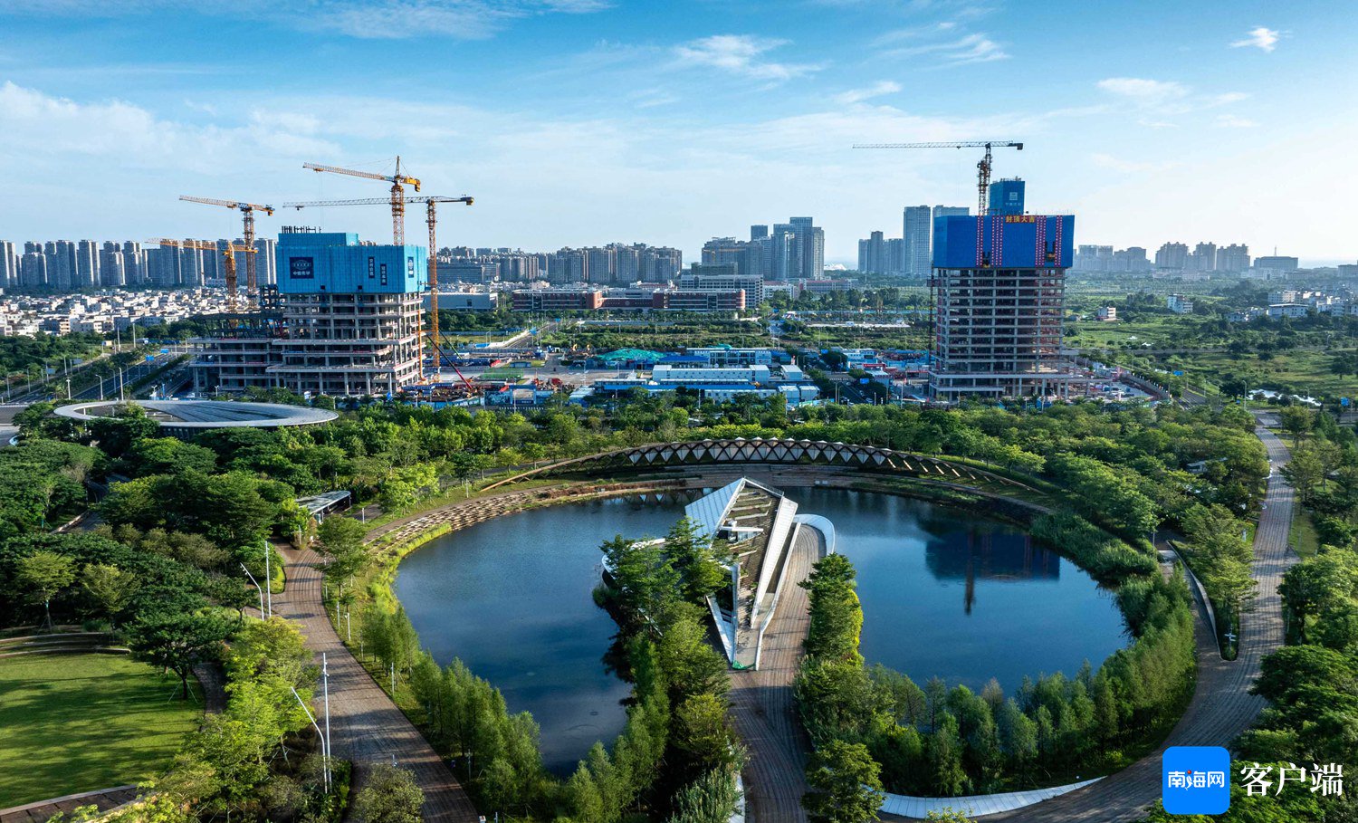 中国海油深海能源开发总指挥部基地项目03地块主体工程封顶。刘孙谋 摄