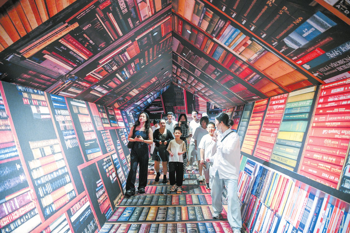 “大英图书馆·世界像素展”内浓浓的文化气息吸引了众多观展者,为商圈注入消费新活力。海口日报记者 苏弼坤 摄