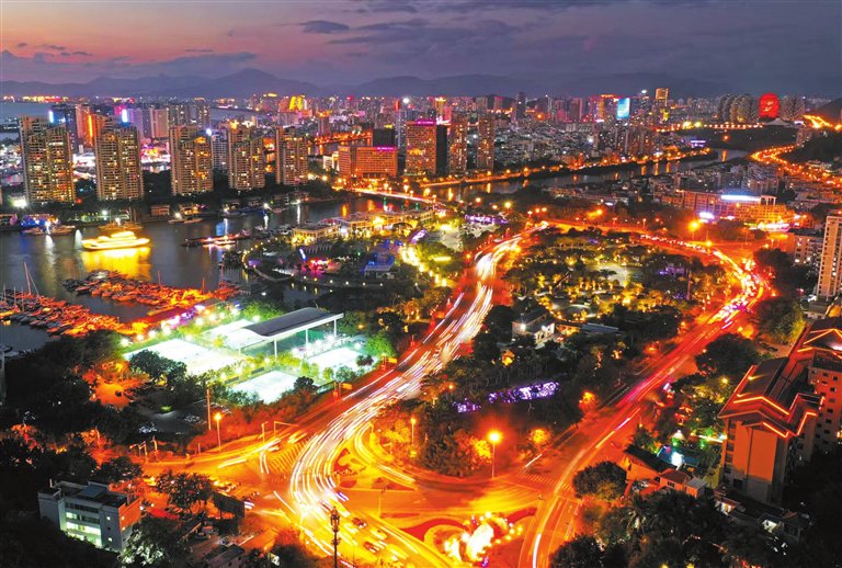 随着夜幕的降临,从鹿回头滨河公园高空俯瞰,灯火辉煌,五彩斑斓,绽放出蓬勃的夜经济活力。三亚日报记者 李学仕 摄