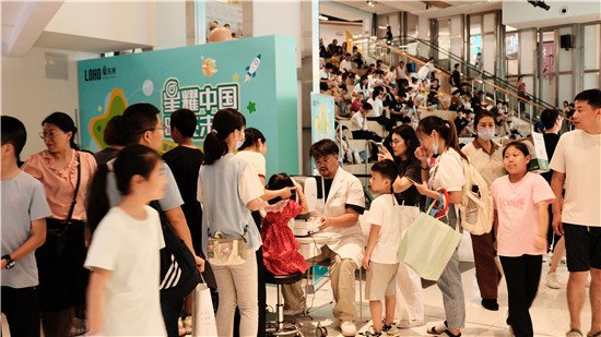 (图为LOHO联手德国蔡司光学和浙江伟星光学举办了【星耀中国明亮未来】少儿近视预防筛查公益活动)