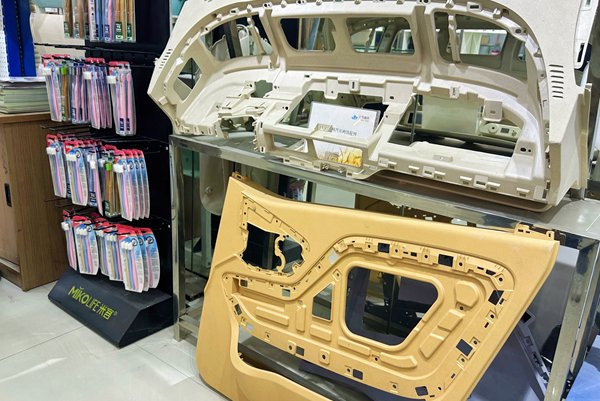 江蘇錦禾高新科技股份有限公司展廳內,使用了秸稈作原料的新能源車內飾配件。人民網 周夢嬌攝