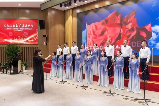 四十人的合唱队形 080d-4130a6b146e3d090d01ce480e652a75d.jpg