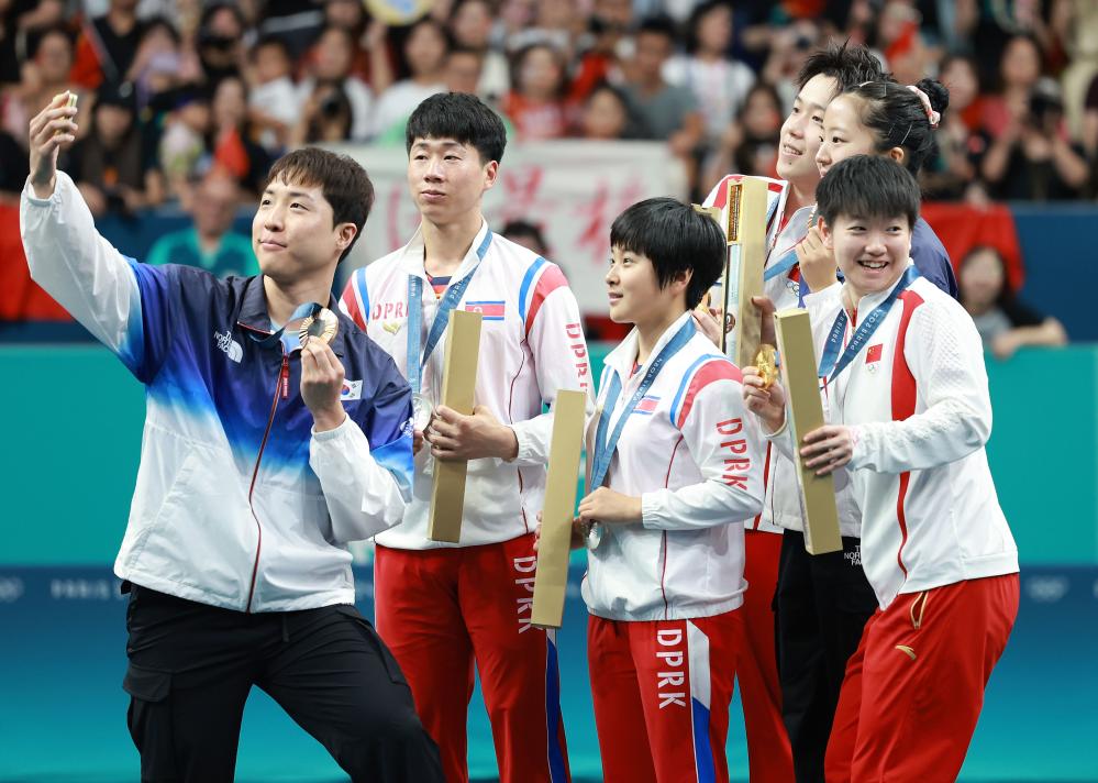 王楚欽/孫穎莎在領獎台上與其他選手合照。新華社記者 劉續 攝