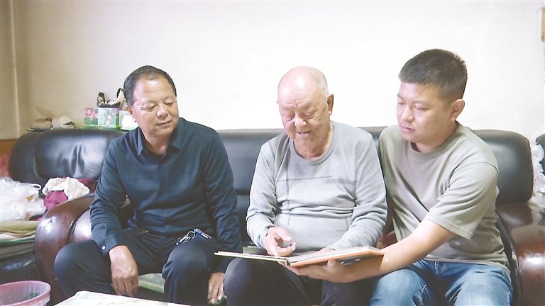 陆向导(右)和父亲陆书民(左)、爷爷陆诗然在一起。 图片由受访者和七星农场提供