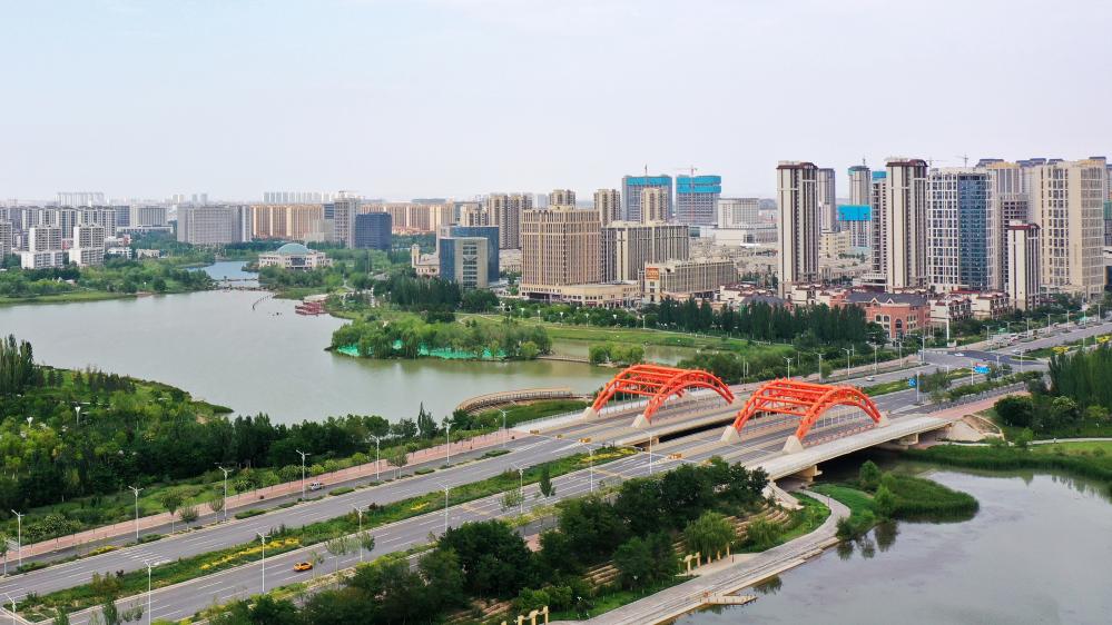这是2022年8月10日拍摄的兰州新区城市面貌(无人机照片)。新华社记者 陈斌 摄