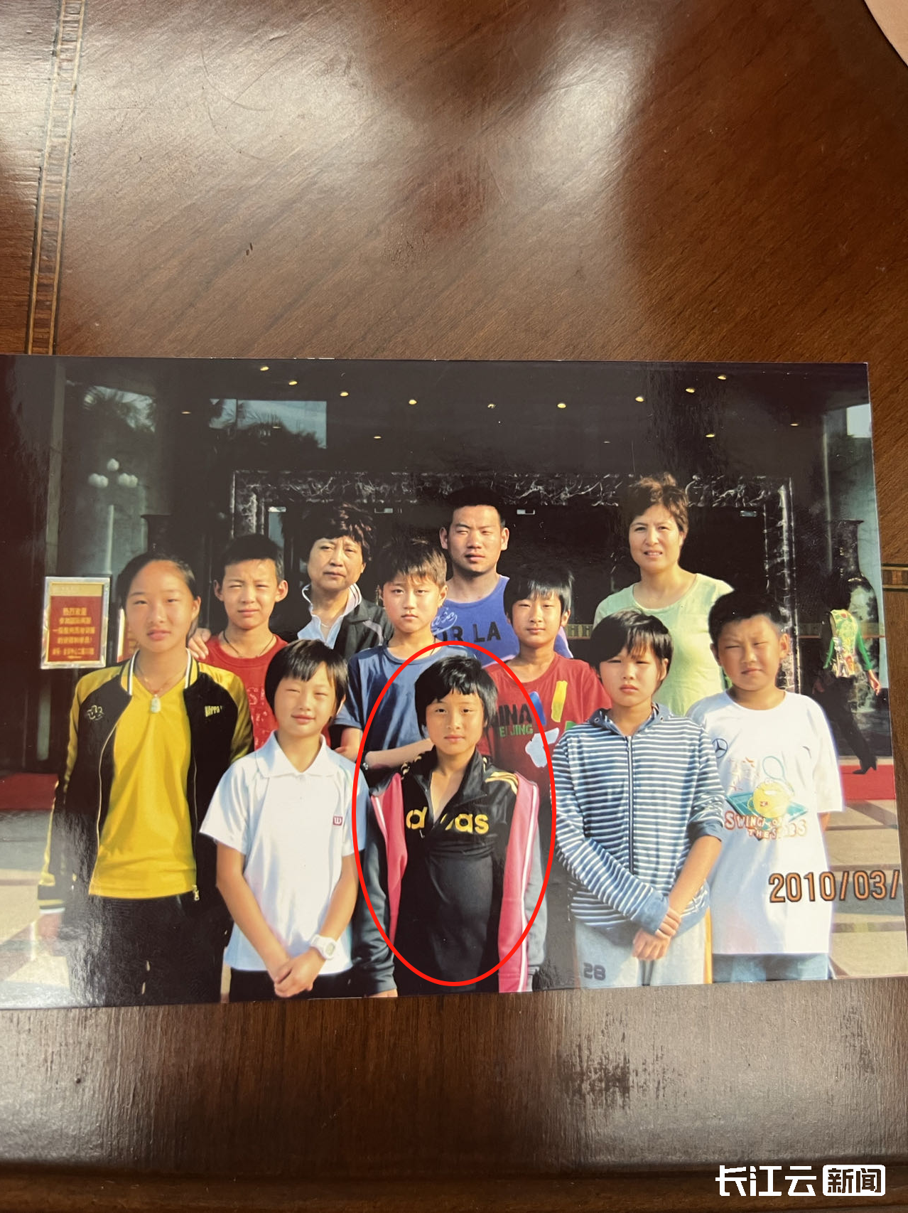 鄭欽文小時候和隊友們的合照 塗少東供圖