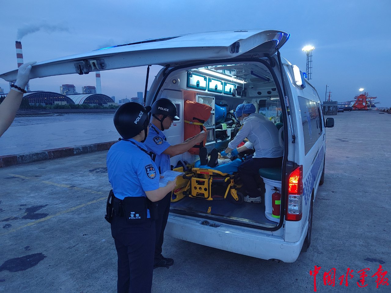 外高桥边检站民警快速开启“绿色通道”,为受伤旅客办理边防检查手续