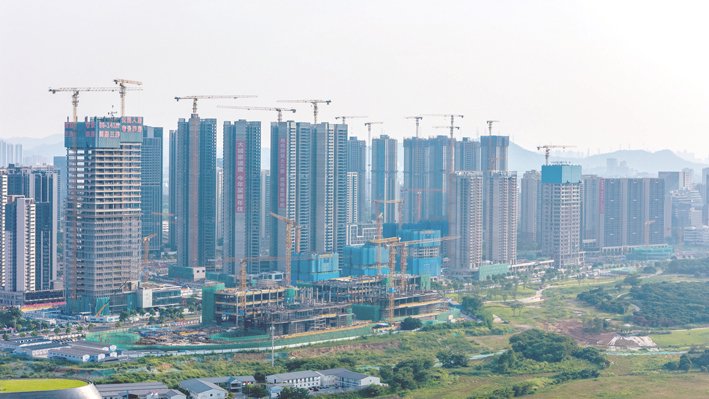 2024年7月25日,深圳,光明街道在建小区楼盘。 视觉中国图