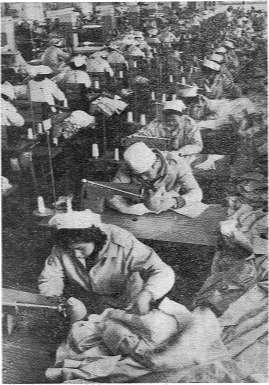 1984年,北京市服装三厂工人正在赶做“长城牌”风雨衣。李晞摄