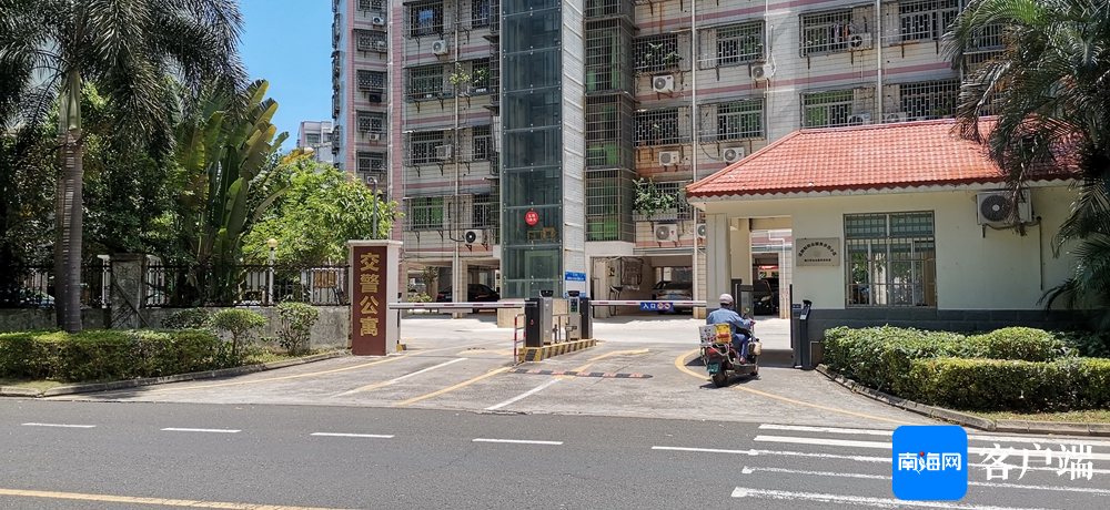 小区出入口。记者 王康景 摄