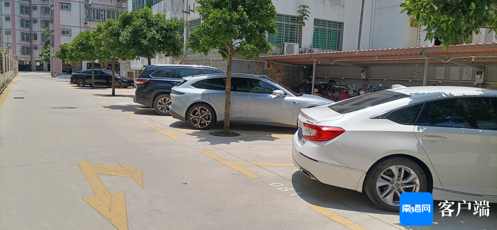 小区不少业主车辆停放在露天车位面临风吹日晒。记者 王康景 摄