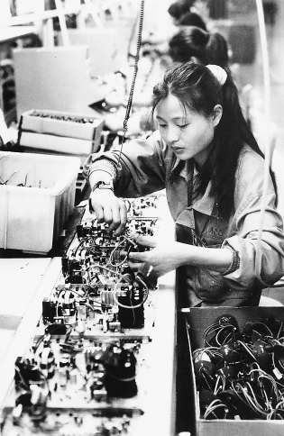 2000年,北京东方电子股份有限公司显示器主板生产线上忙碌的女工。贾同军摄