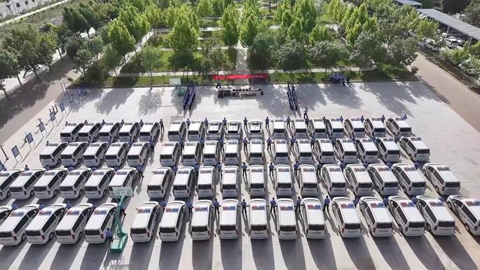 图为江淮瑞风MPV车型批量交付新疆和田市皮山县公安局