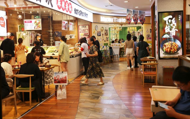 双安商场五层餐饮区。新京报记者 王贵彬 摄