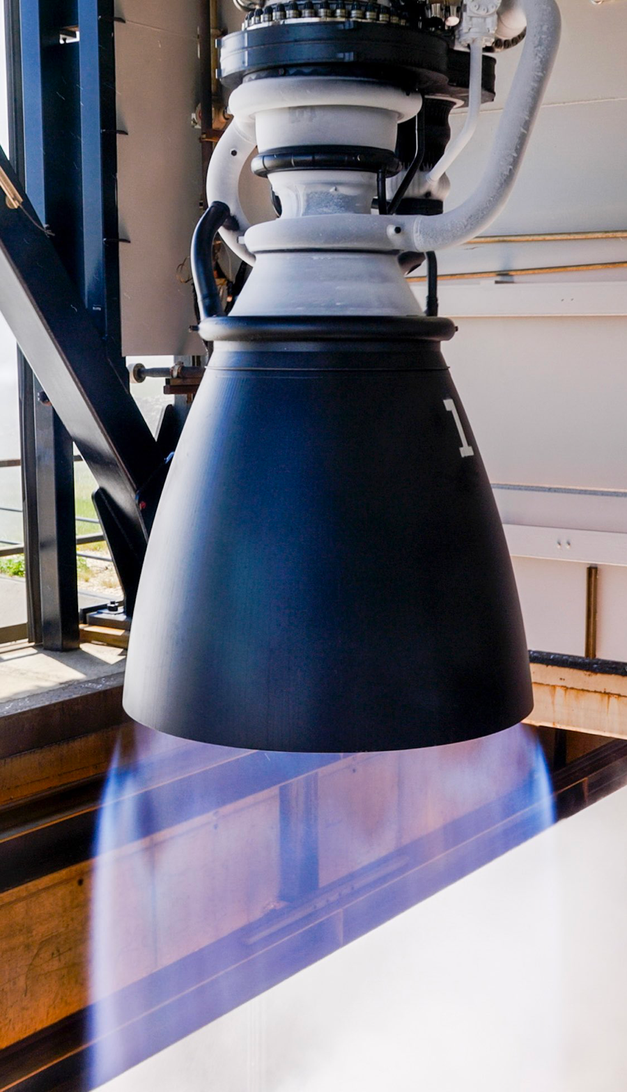 马斯克晒 SpaceX 猛禽 3 发动机首次点火照,更简洁黑色涂装