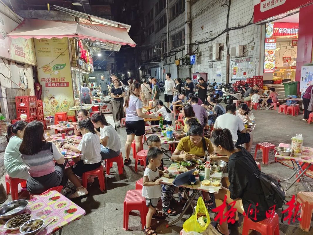 梧州美食吸引一大批外地游客前来品尝。何鎏 摄