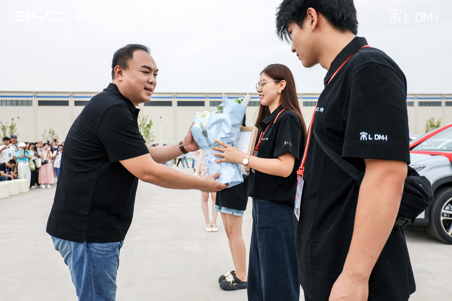 比亚迪宋 L DM-i 举行万人交车仪式，首周销量破万