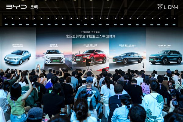 现场摆出“宋”大字!比亚迪宋L DM-i上市一周销量破万辆 举行万人交车仪式