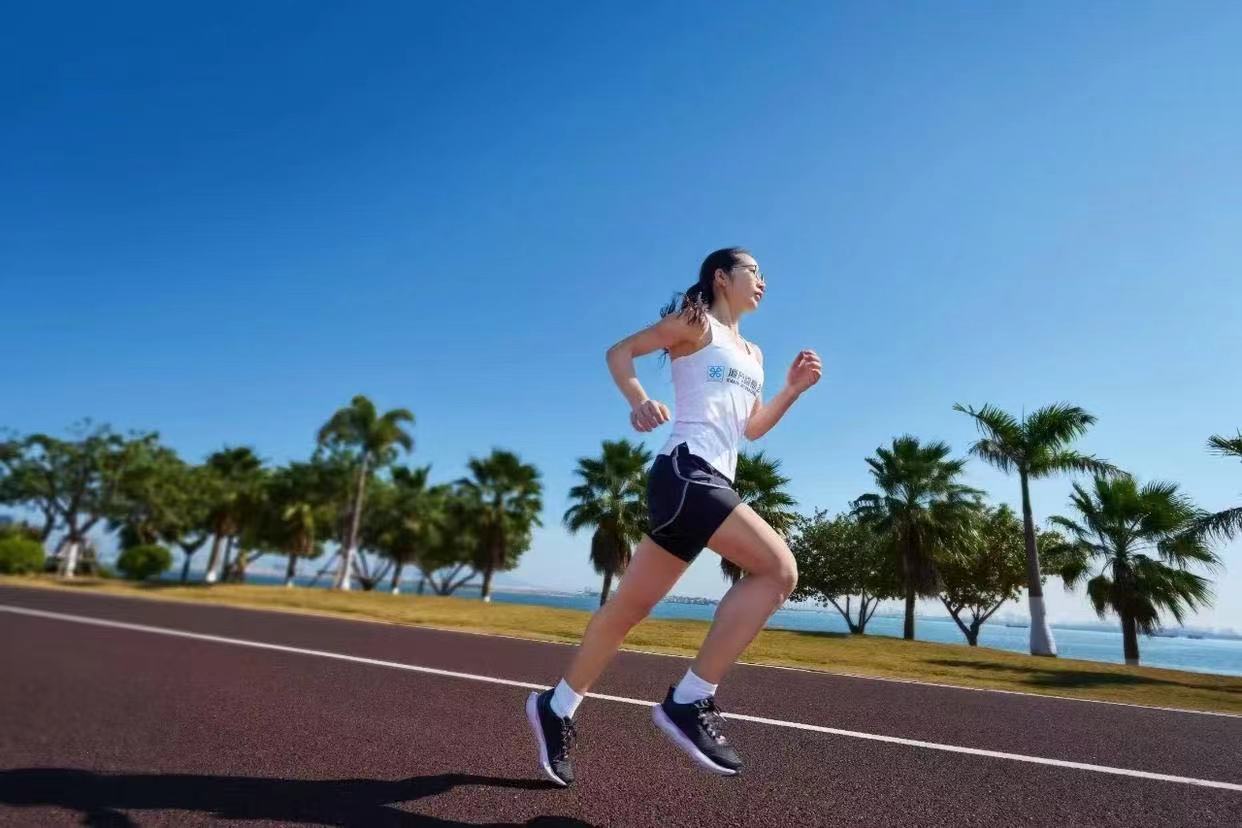 飒!90后银行程序员黄雪梅勇夺首届奥运大众马拉松女子组冠军