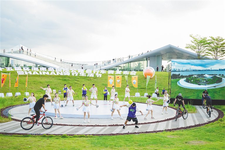 8月10日,「喜德盛杯」2024第十五屆環海南島國際公路單車賽新聞發佈會在海口天空之山驛站舉行。(環島賽組委會供圖)