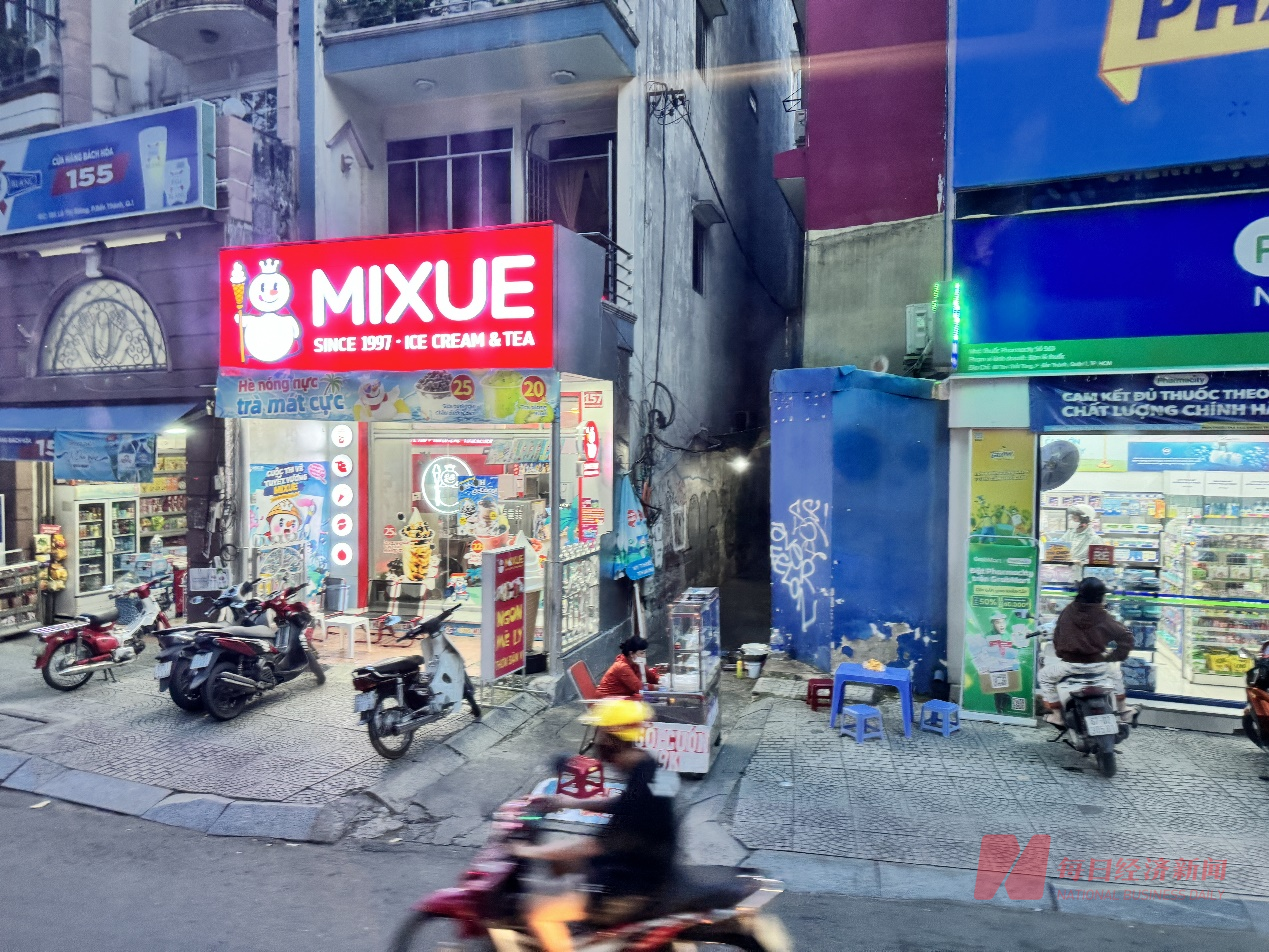 胡志明市街边的蜜雪冰城门店 图片来源:每经记者 陈鹏丽 摄