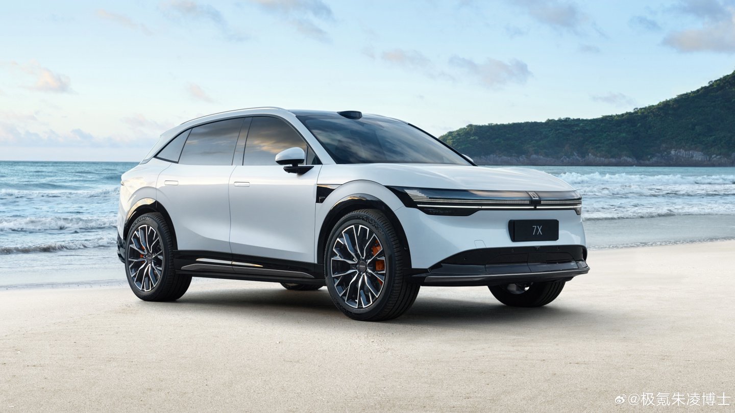 极氪 7X 汽车一体式智慧灯幕细节公布:1831 颗 LED 灯珠、12 种招呼灯语