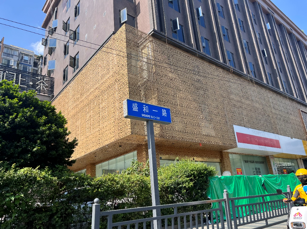 ▲目前,龙发装饰成都总店的品牌标识早已不见。|图源网络