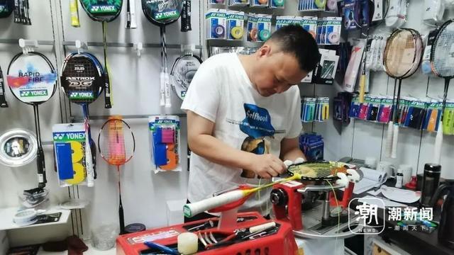 杭州市体育场路一家门店内,羽毛球拍穿线师张少慧在赶工。陶景成 摄