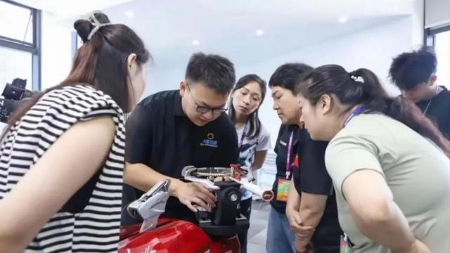 2024年7月16日,杭州立风体育穿线师培训班上,学员们正在上课。受访者供图