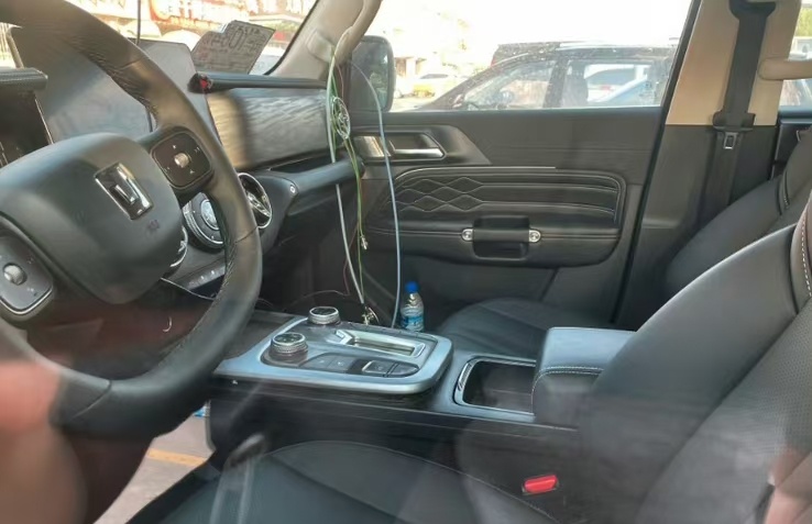 长城坦克谷玉坤:网上流传的坦克 300 的内饰由多车零部件拼凑,谍照并非新款车型