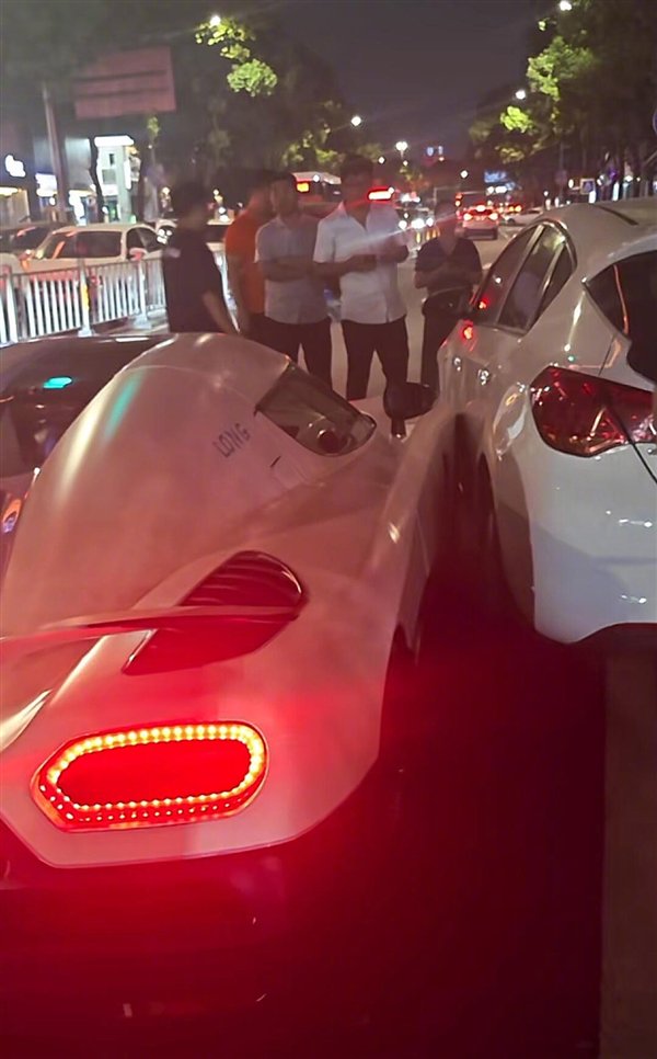 别克跨实线撞上 负全责定损406万:定损结果没出 科尼塞克车主称不会为难对方