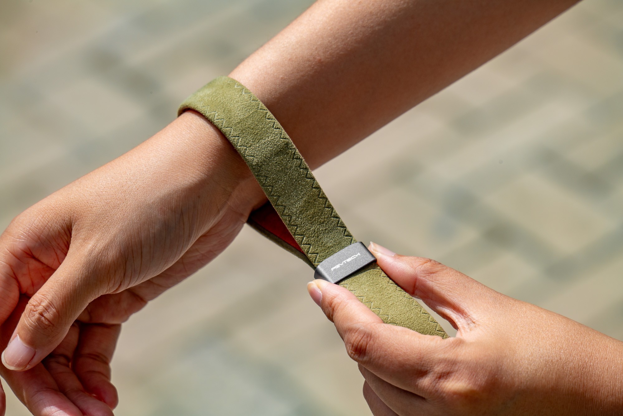 PGYTECH相机背带Air复古款和相机腕带Air评测:时尚舒适,原创快挂扣