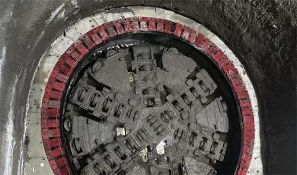 青岛地铁首条“绿色地暖”盾构隧道贯通:为地源热泵管网安装奠定基础