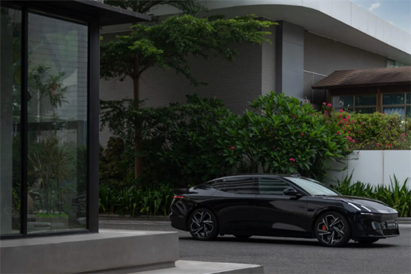 全黑涂装、红色卡钳、电动尾翼!领克Z10极夜黑发布:8月15日预售