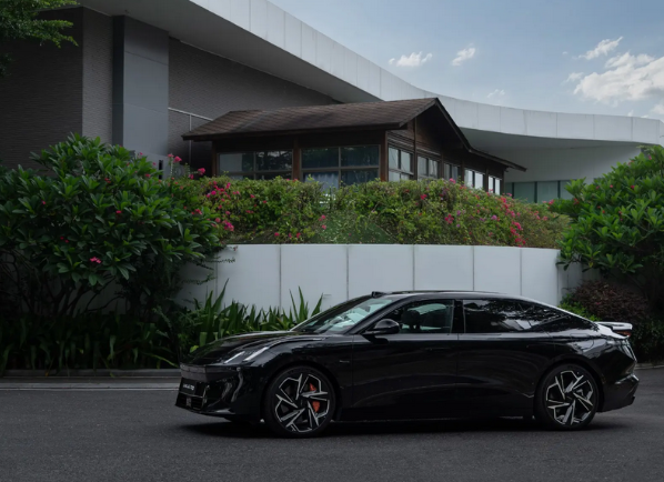 全黑涂装、红色卡钳、电动尾翼!领克Z10极夜黑发布:8月15日预售