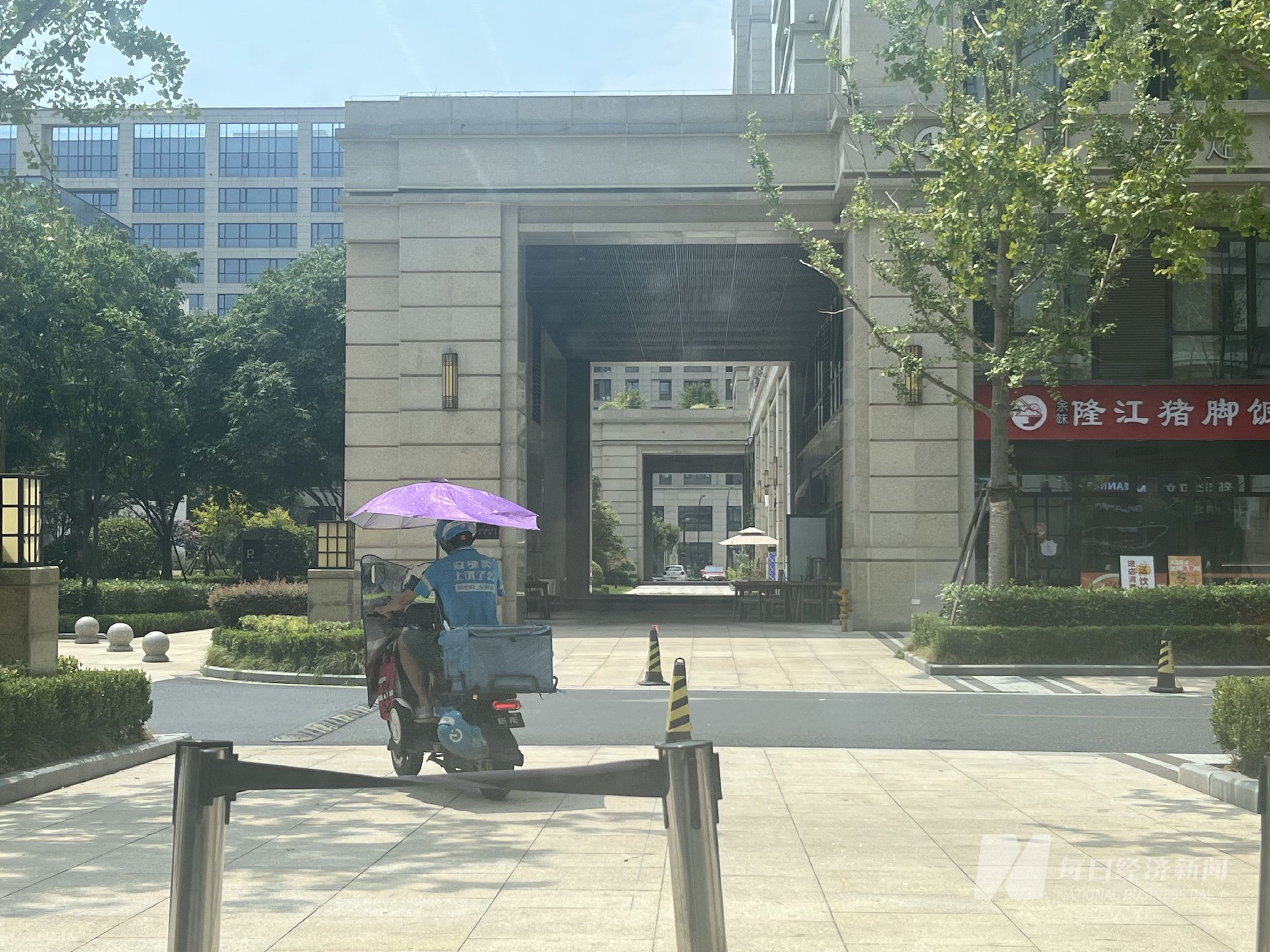 “今天基本都让进了”记者实探“外卖员与保安冲突后下跪”园区“外卖最后一公里”冲突频发如何破局? 第3张 “今天基本都让进了”记者实探“外卖员与保安冲突后下跪”园区“外卖最后一公里”冲突频发如何破局? 第3张