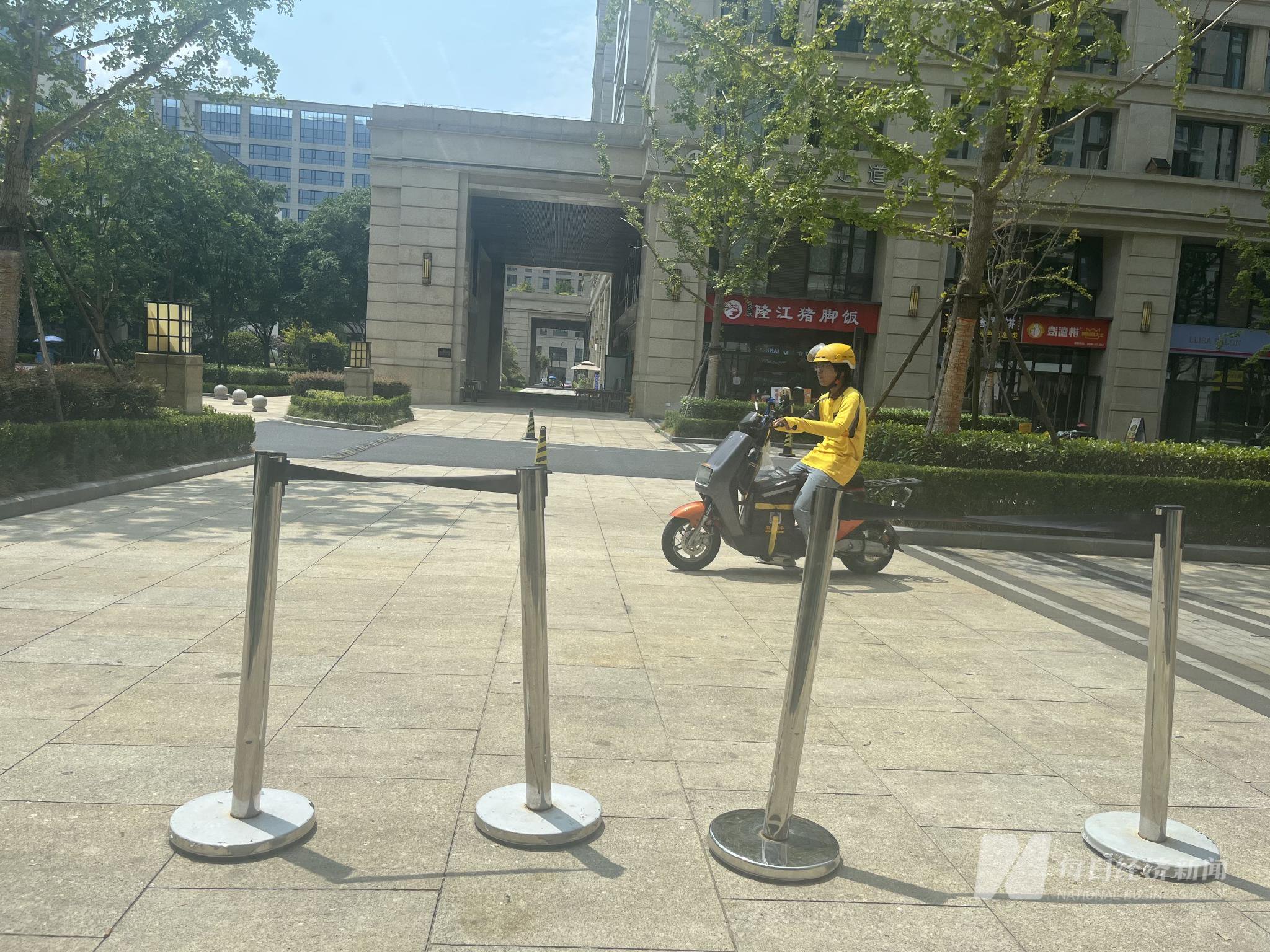 “今天基本都让进了”记者实探“外卖员与保安冲突后下跪”园区“外卖最后一公里”冲突频发如何破局? 第2张 “今天基本都让进了”记者实探“外卖员与保安冲突后下跪”园区“外卖最后一公里”冲突频发如何破局? 第2张