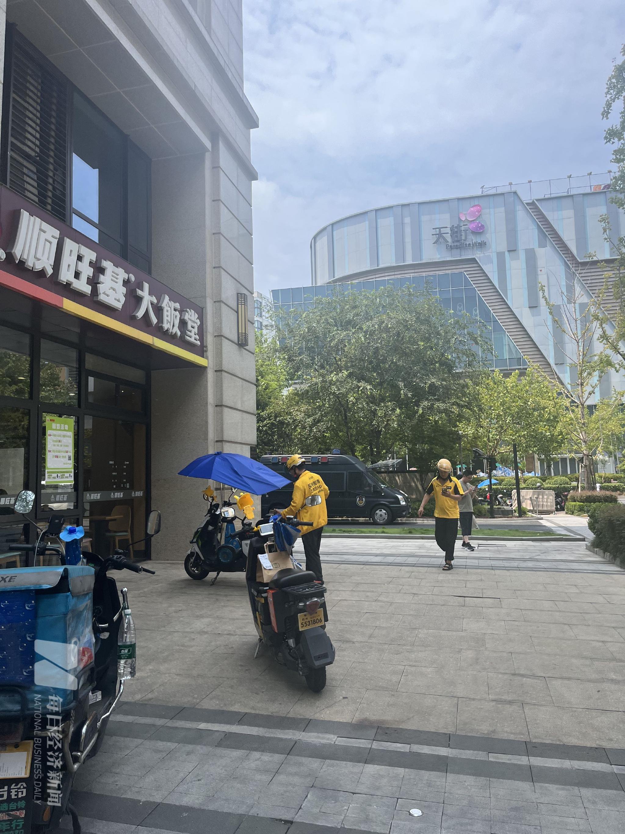 “今天基本都让进了”记者实探“外卖员与保安冲突后下跪”园区“外卖最后一公里”冲突频发如何破局? 第4张 “今天基本都让进了”记者实探“外卖员与保安冲突后下跪”园区“外卖最后一公里”冲突频发如何破局? 第4张