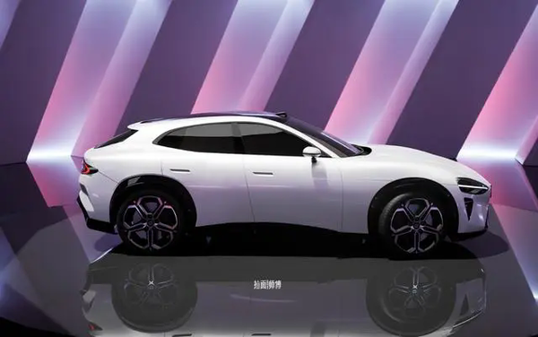 小米首款SUV谍照再曝光!与SU7同框亮相 造型低趴