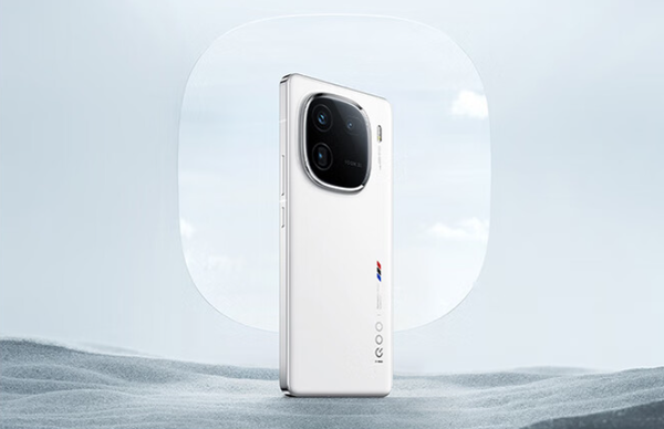 “13”香!曝iQOO 13保留潜望式镜头 并下放AI影像技术